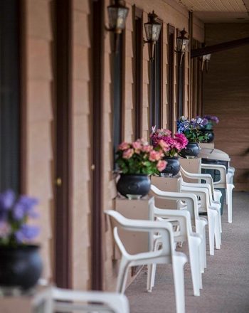 CBID Chief Motel Parallax Float Single 600x750